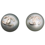 Chanel cc white pearls earrings