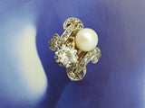 Special 18 kt gold cocktail ring with a total of 21 diamonds of 0.62 ct and a pearl of 6.4 mm