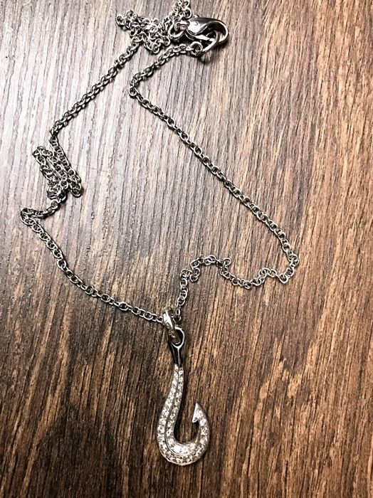 Pomellato The original fish hook pendant, with chain in white